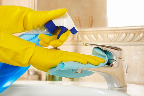 Low-moisture carpet cleaning for fast drying results